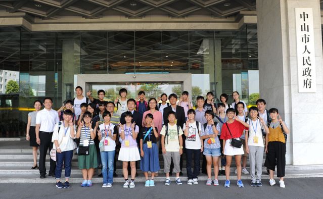 5-16 長(zhǎng)崎學(xué)生在市府門前合影.JPG